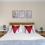 2 Bedroom Flat On Ground Floor In Edinburgh With Parking