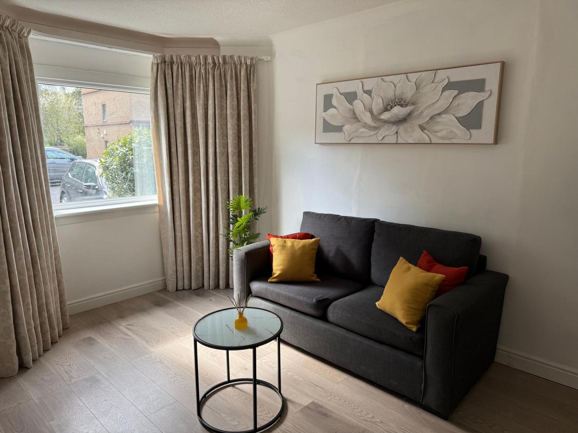 2 Bedroom Flat On Ground Floor In With Parking Apartment Edinburgh
