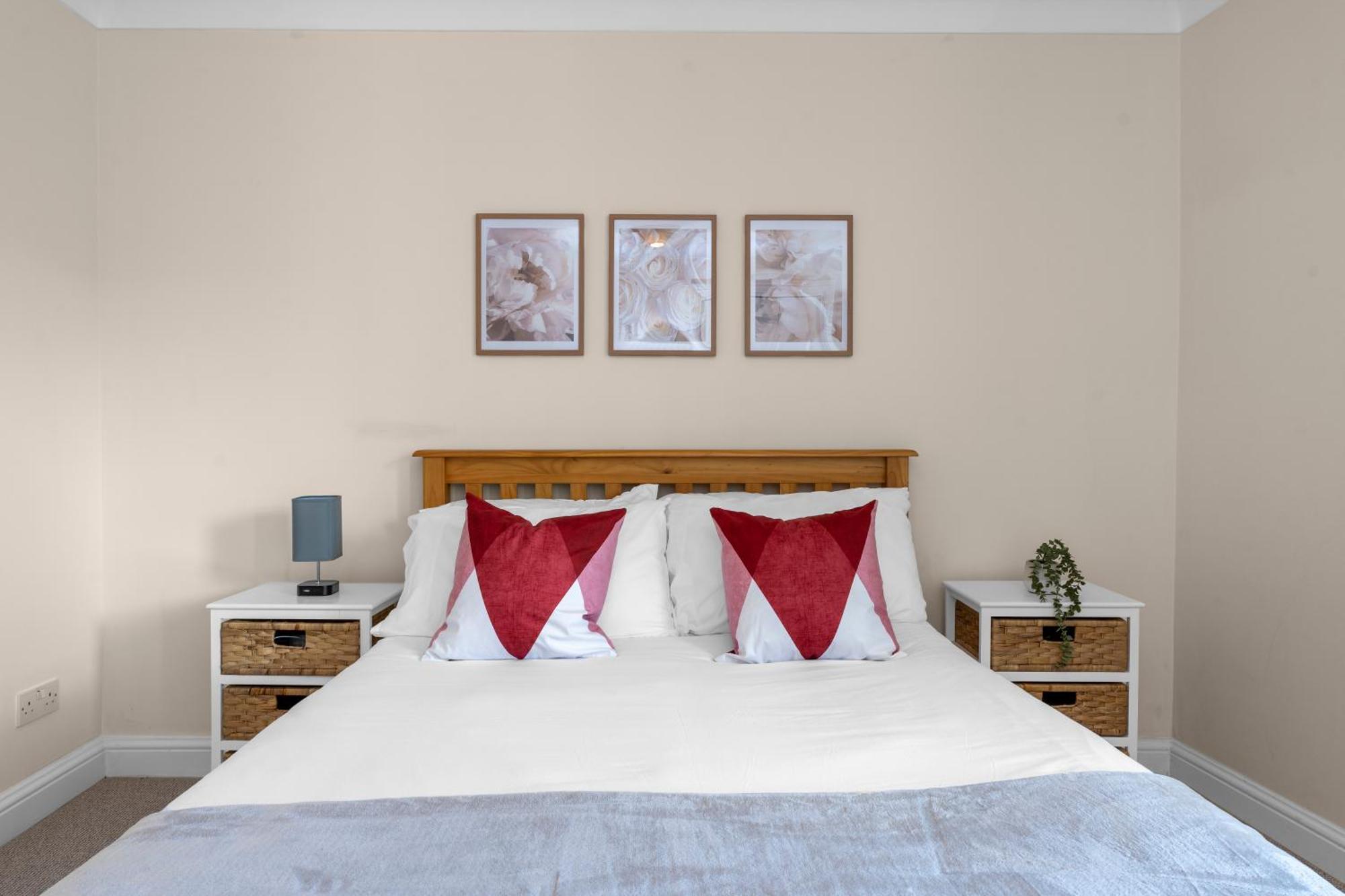 2 Bedroom Flat On Ground Floor In With Parking Apartment *